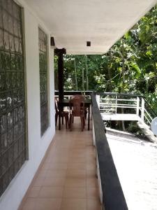 een balkon van een huis met een tafel en stoelen bij Green turf in Galle