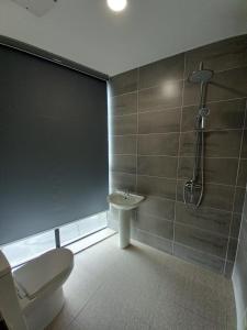 La salle de bains est pourvue d'une douche, de toilettes et d'un lavabo. dans l'établissement KAN JIA, à Miri