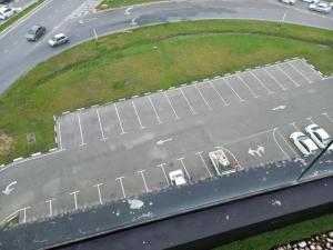 eine Luftansicht eines Parkplatzes mit Autos in der Unterkunft KAN JIA in Miri