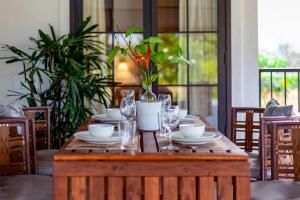 Restaurace v ubytování Soul Serenity by StayVista - Your nature getaway with a Swimming pool
