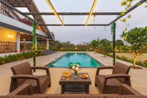 Bazén v ubytování Soul Serenity by StayVista - Your nature getaway with a Swimming pool nebo v jeho okolí