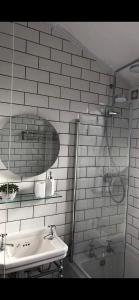 Koupelna v ubytování Granby House Holiday Apartments, Apartment 2, In the Old Town, Free On Street Parking included