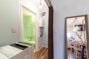 cocina con fregadero y espejo en una habitación en Cozy House en Tokio