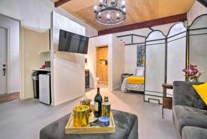 een woonkamer met een bank en een tafel bij Ideally Located Vacation Rental Studio in Laredo! in Laredo