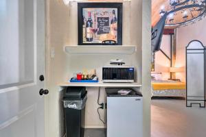 una camera con corridoio, tavolo e frigorifero di Ideally Located Vacation Rental Studio in Laredo! a Laredo