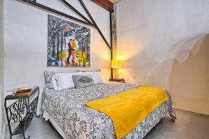 een slaapkamer met een bed en een schilderij aan de muur bij Ideally Located Vacation Rental Studio in Laredo! in Laredo