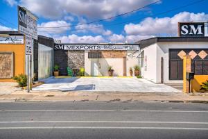 une rue vide devant un bâtiment dans l'établissement Ideally Located Vacation Rental Studio in Laredo!, à Laredo