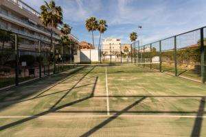 Tenis alebo squash v ubytovaní Aquamaris, 2 dormitorios, by Bookindenia alebo jeho okolí