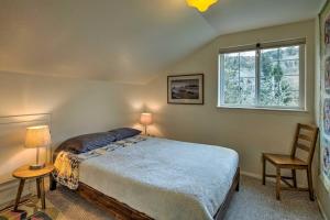 Katil atau katil-katil dalam bilik di Charming Rockaway Beach House, Walk to Ocean!