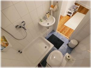 a bathroom with a tub and a toilet and a sink at Gemütlich - 2 Zimmer-Altbau, 24h Check-in in Kiel