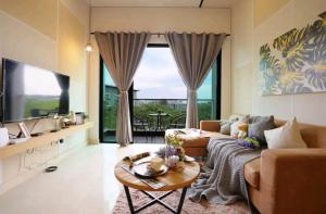 sala de estar con sofá y mesa en The Loft Residence at Imago KK Times Square, en Kota Kinabalu
