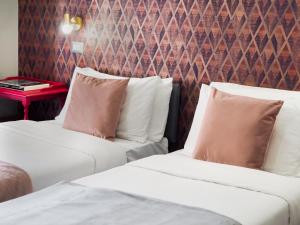 Postel nebo postele na pokoji v ubytování C'est La Vie Suites