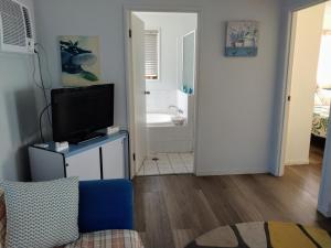 TV a/nebo společenská místnost v ubytování Bargara Beach Motor Inn budget accommodation pet friendly on application