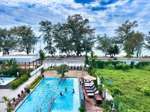 einen Blick über den Pool eines Resorts in der Unterkunft Naiya Sea Resort in Sihanoukville