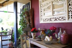 NadrinにあるL'Hostellerie du Panoramaの木製テーブル(花瓶、花瓶付)