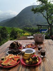 een tafel met fruitschalen op een tafel met een berg bij MIRA AgroPark 