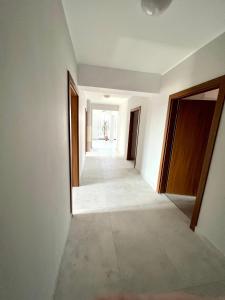 um corredor vazio de uma casa com duas portas em OSPER Rooms em Lomza