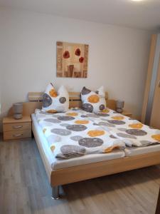 ein Schlafzimmer mit einem großen Bett mit Kissen in der Unterkunft Mayntz' Albjuwel in Meßstetten