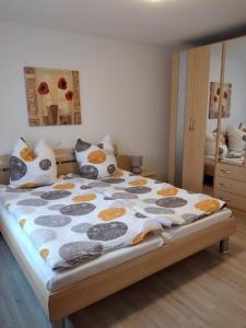 um quarto com uma cama grande com almofadas em Mayntz' Albjuwel em Meßstetten