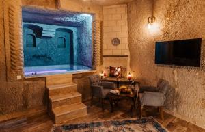 TV a/nebo společenská místnost v ubytování Bayar Cave Suites