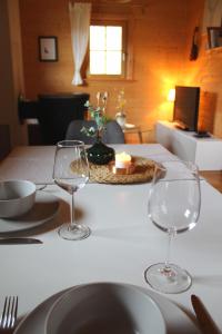 dos copas de vino sentadas sobre una mesa en Das Paradieschen, en Edlitz