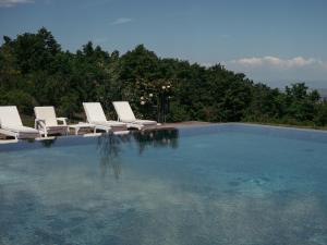 Un grupo de sillas junto a una piscina. en Rural Tuscany - Luxury Villa San Bartolomeo, en Sarteano 23 fotos más