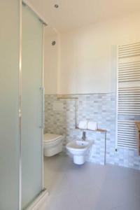 La salle de bains est pourvue d'un lavabo, de toilettes et d'une douche. dans l'établissement Villa Gelsomina, à Parme