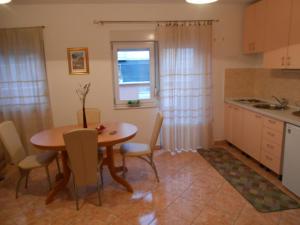 Kuchyňa alebo kuchynka v ubytovaní Apartments Luvi