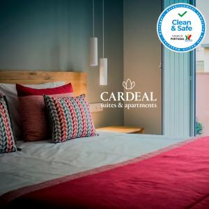 een slaapkamer met een bed en een bord met tuinoppervlakken en -apparatuur bij Cardeal Suites & Apartments in Faro