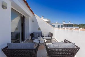 een patio met stoelen en een tafel op een balkon bij Castillo Sohail penthouse in Fuengirola Ref 147 in Fuengirola