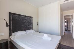 een slaapkamer met een wit bed en 2 handdoeken bij Castillo Sohail penthouse in Fuengirola Ref 147 in Fuengirola