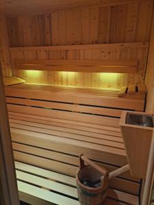 a sauna with a tub with a bucket in it at Nordseehotel Wilhelmshaven in Wilhelmshaven