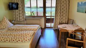 Rúm í herbergi á Pension Staufenhof