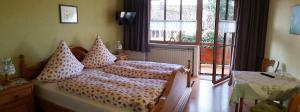 Rúm í herbergi á Pension Staufenhof