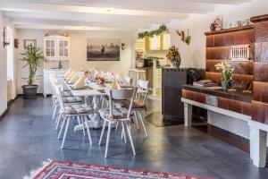 un comedor con una mesa larga y sillas en Haus Steinatal, en Ühlingen-Birkendorf