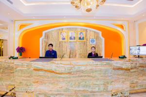 Členové personálu v ubytování Continental Xin Hao Hotel and Resort 洲际新濠酒店