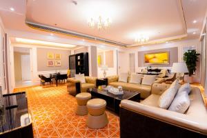 sala de estar con sofás y comedor en Continental Xin Hao Hotel and Resort 洲际新濠酒店, en Sihanoukville