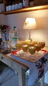 un tavolo con un mucchio di bicchieri di vino sopra di Pension Staufenhof a Inzell