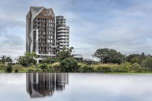Výhled na řeku, která protéká v blízkosti hotelu