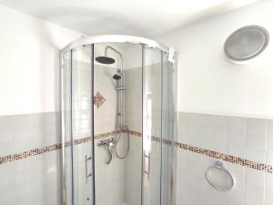 y baño con ducha y puerta de cristal. en Noù la tua casa in Puglia en Alberobello