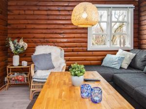 - un salon avec un canapé et une table dans l'établissement 6 person holiday home in Glesborg, à Glesborg