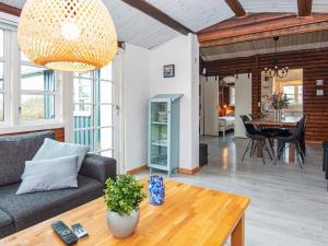 - un salon avec un canapé et une table dans l'établissement 6 person holiday home in Glesborg, à Glesborg