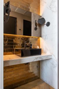 y baño con lavabo y espejo. en Monument Hotel, en Zaandam