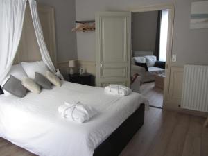 een slaapkamer met een bed met twee handdoeken erop bij Chambre D'hôtes Les Epicuriens in Épernay