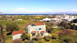 una vista aerea di una casa bianca con tetti rossi di Panoramic Sea View Villa 4 Min to Beach a Tigaki