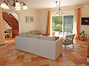 een woonkamer met een bank en een tafel bij Panoramic Sea View Villa 4 Min to Beach in Tigaki