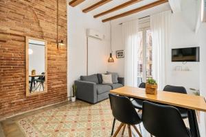 sala de estar con mesa y sofá en Flateli Borrell, en Barcelona