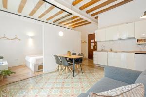 uma sala de estar com um sofá azul e uma mesa em Flateli Borrell em Barcelona