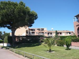 カネ・アン・ルシヨンにあるAppartement d'une chambre a Canet en Roussillon a 900 m de la plage avec piscine partagee et jardin closの庭木のある大家