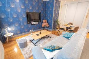Televízia a/alebo spoločenská miestnosť v ubytovaní Joli T2 tout équipé Quartier Piéton par Groom* + 4 fotografie
